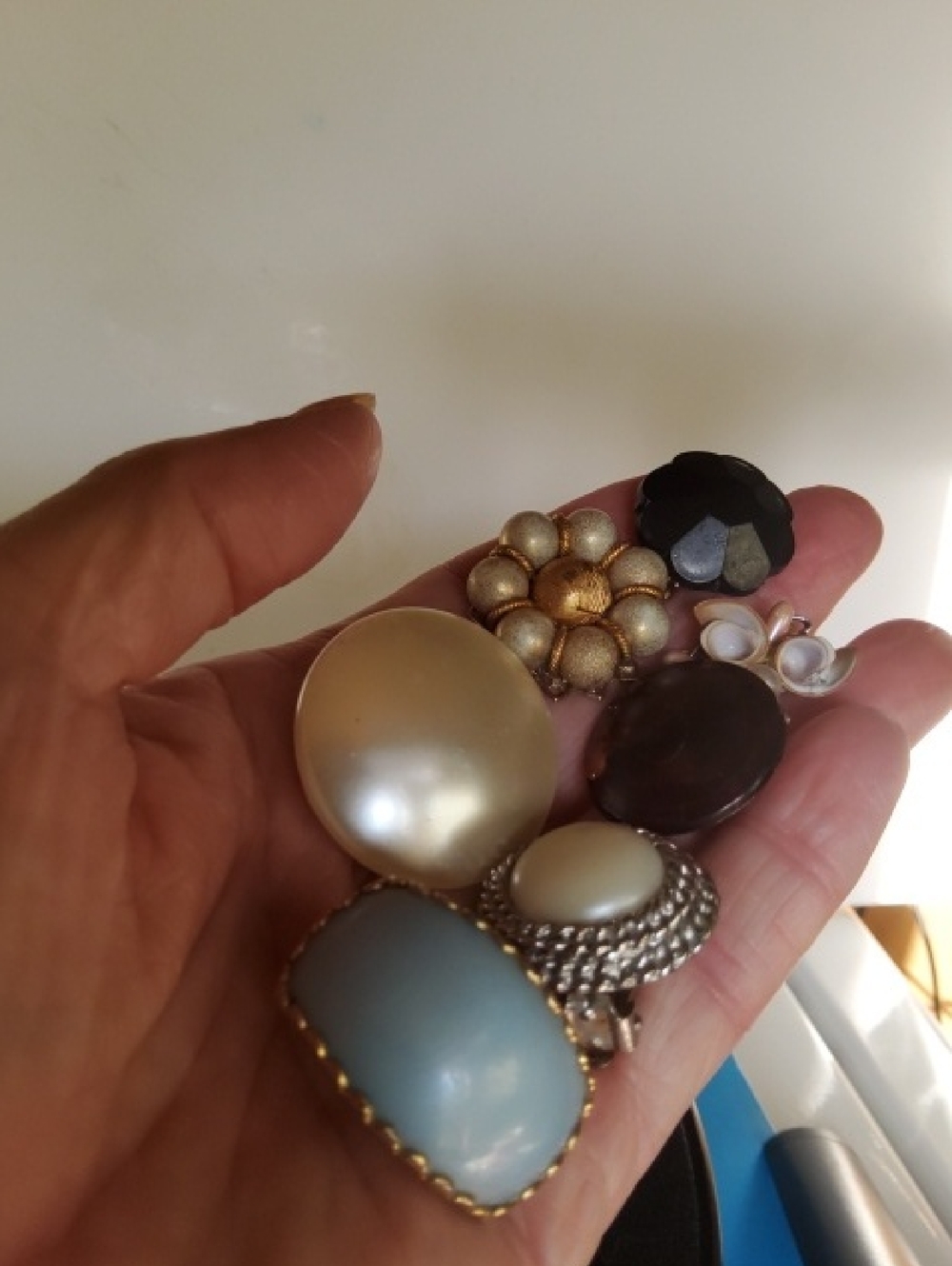 Vintage Lot Clip-on Earrings Hong Kong. - Picture 8 of 8